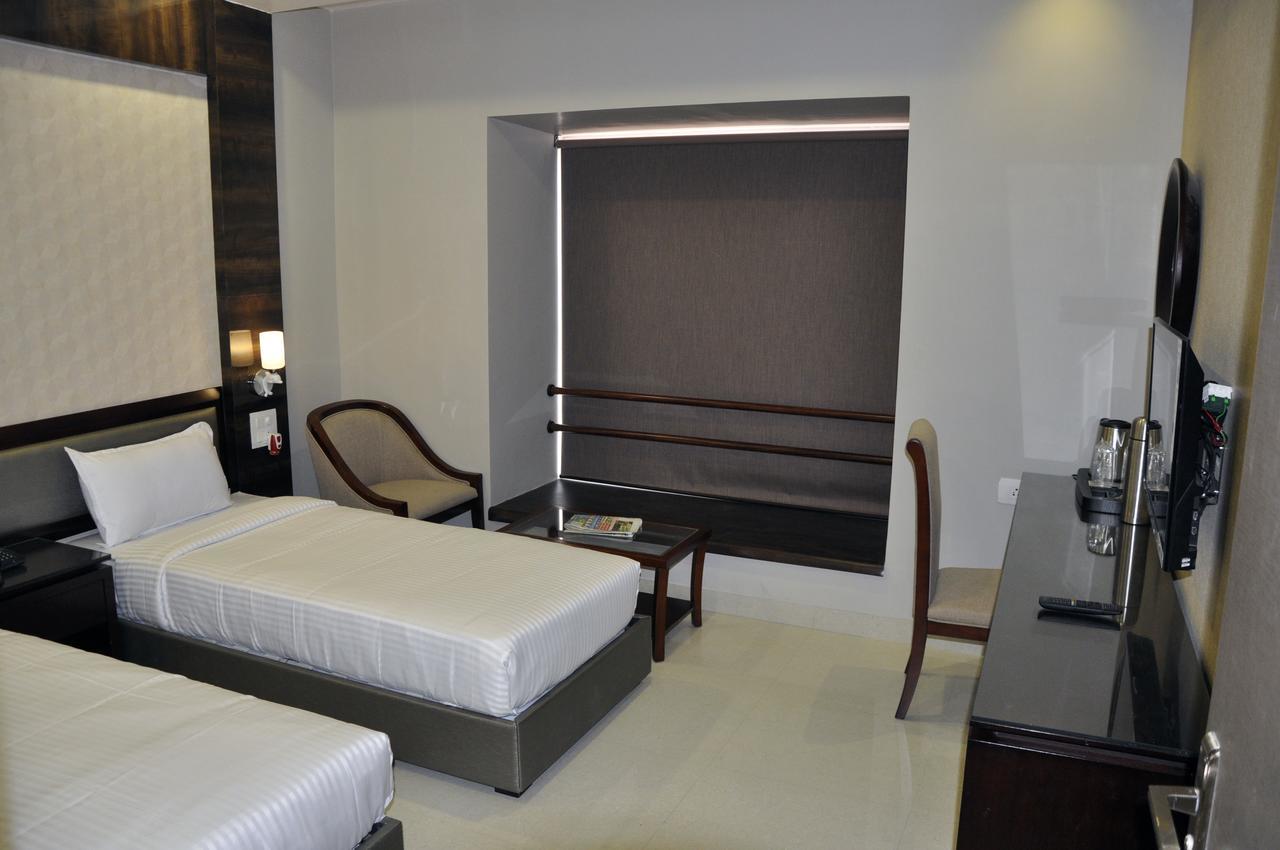 Hotel Dolphin Sambalpur Eksteriør bilde